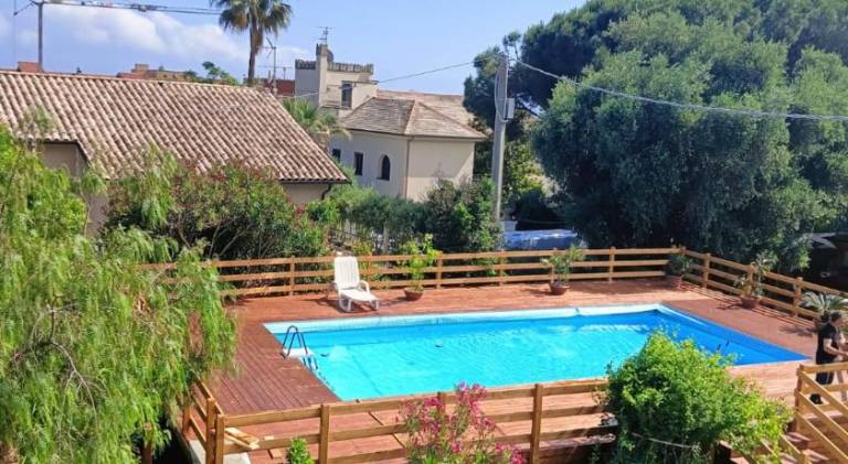 Serviced apartment with pool, garden & barbeque — photo 3