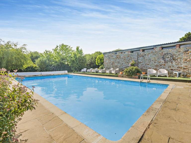 Cottage with pool & yard — photo 2