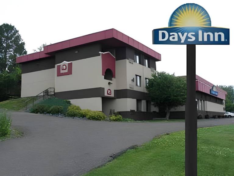 Days Inn by Wyndham Duluth Lakewalk
