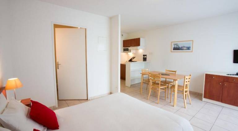 Serviced apartment with garden — photo 2