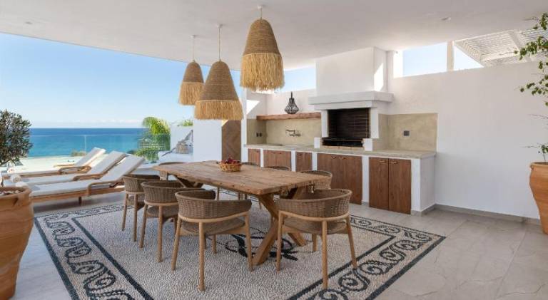 Villa with private pool, grill & yard — photo 2
