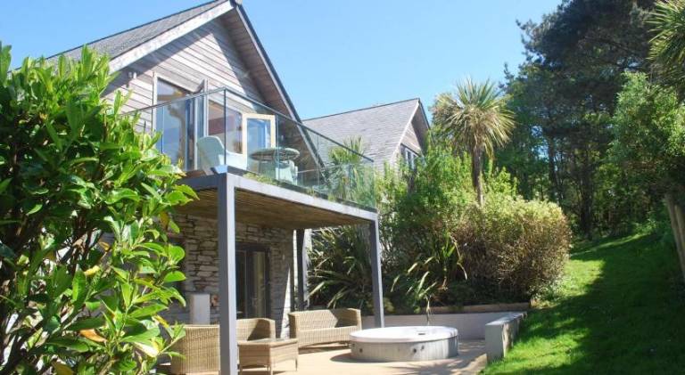 Vacation home with pool & jacuzzi in Looe