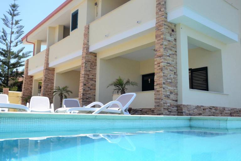 Family-friendly pleasant serviced apartment with pool, sauna & BBQ | Pet-friendly in Zambrone