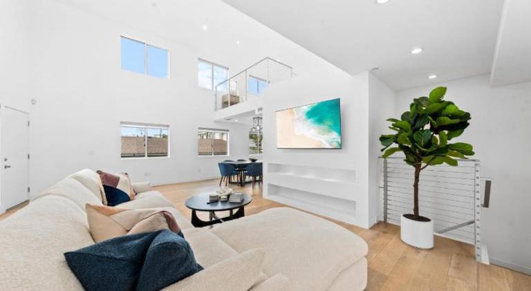 Apartment with pool | Pet-friendly in Santa Monica, CA