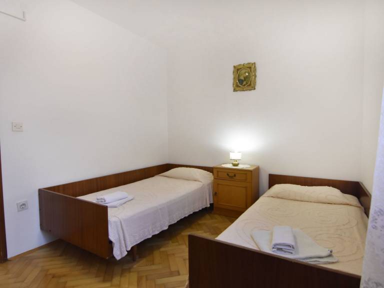 Fully equipped holiday apartment with patio & garden | Pets allowed — photo 3