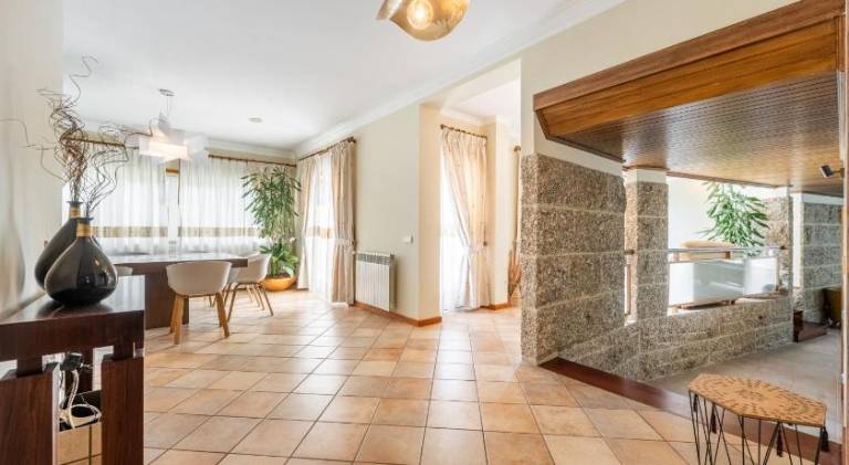 Fully equipped villa with hot tub, patio & yard | Pets allowed — photo 2