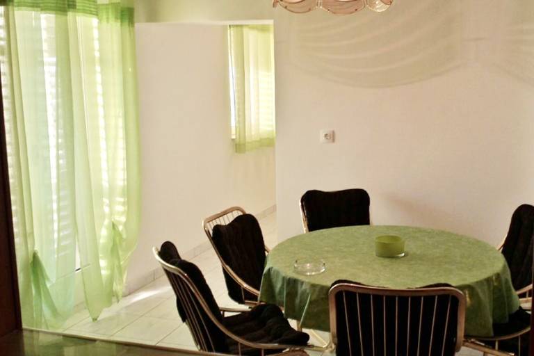 Apartment with yard & patio | Sea view — photo 5