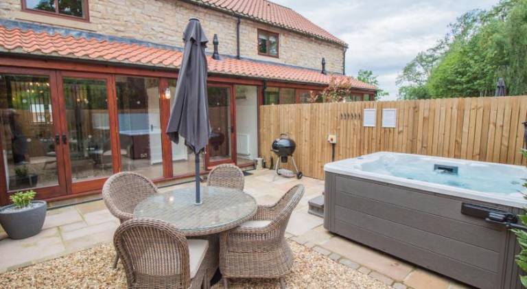 Charming house with garden, hot tub & barbecue | Dogs allowed in Newbridge