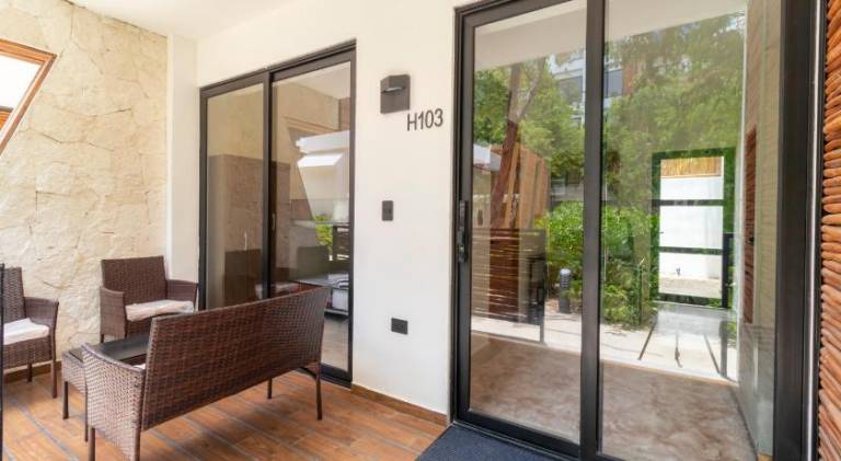 Apartment with pool & hot tub — photo 5