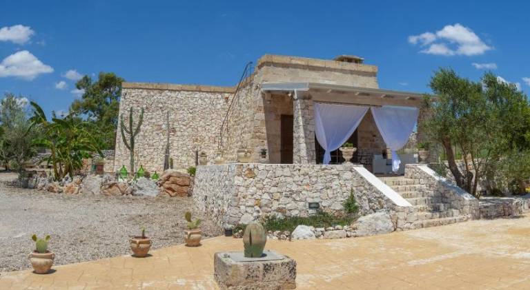 Villa with pool — photo 5