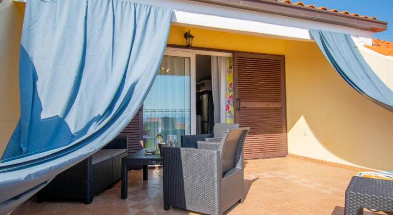 Holiday apartment with garden & patio — photo 4