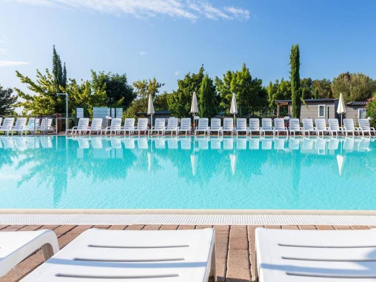 Familienfreundliches Mobilheim mit Terrasse und beheiztem Pool