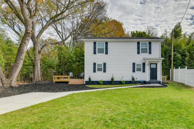Stunning Charlotte Retreat 2 Mi to City Center