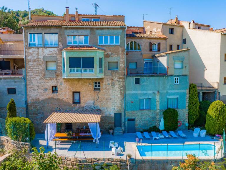 Fully equipped spacious vacation home with terrace, yard & grill | Pets allowed — photo 4