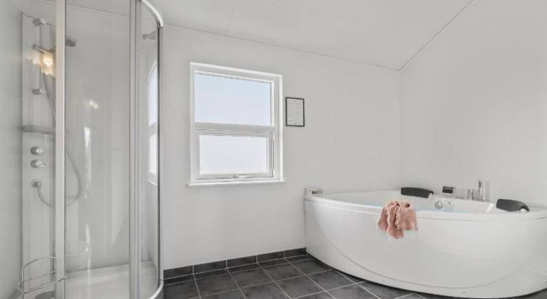 House with jacuzzi — photo 3