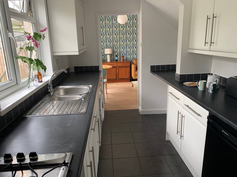 2 Bed-Sleeps 4-Parking-Pets-10 min walk to Beach — photo 4