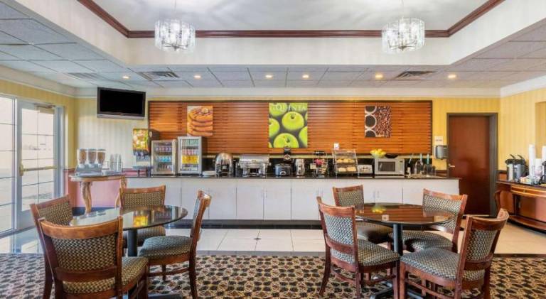 La Quinta Inn & Suites by Wyndham Dodge City — photo 4