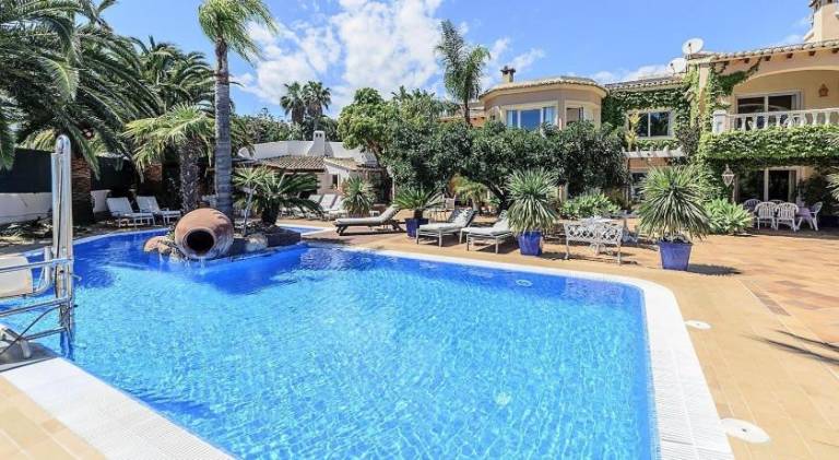 Villa with barbeque, private pool & patio | Good for workation | Pets allowed in Mora