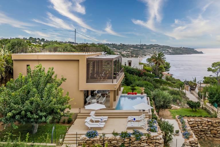 Family-friendly villa with private pool, yard & terrace | Garden view | Pet-friendly — photo 2