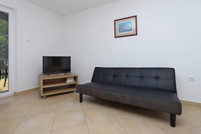 Holiday apartment with patio, yard & BBQ — photo 2