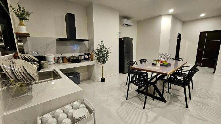 Villa with barbecue & pool — photo 4