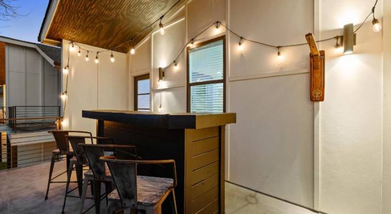Nash House & Bars of Broadway with Patio Bar and Views! 8min Downtown! Sleeps 12! — photo 5
