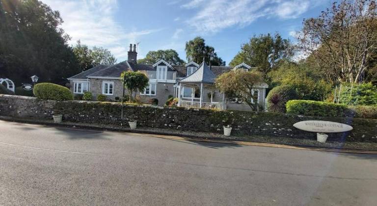 Waters Edge Cottage in Helensburgh