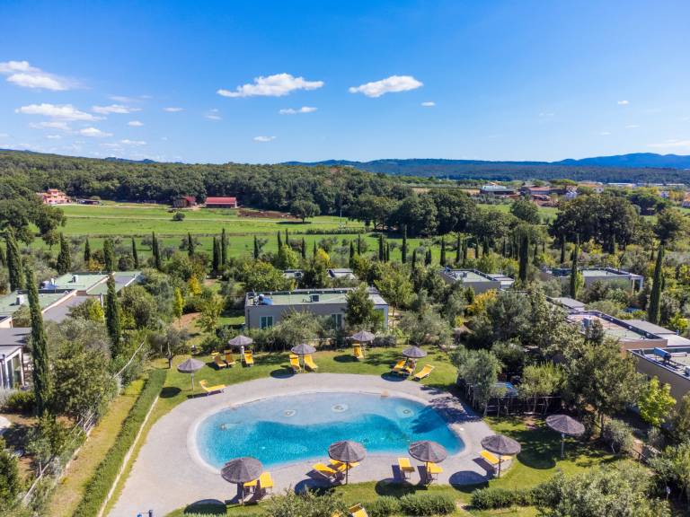 Fully equipped vacation home with pool, hot tub & patio | Dogs allowed — photo 3