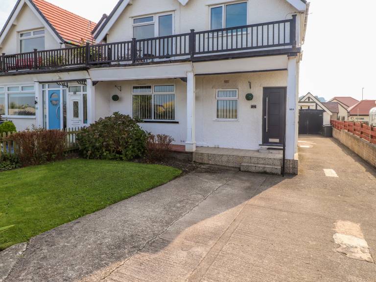 Cottage with yard | Beach view — photo 2