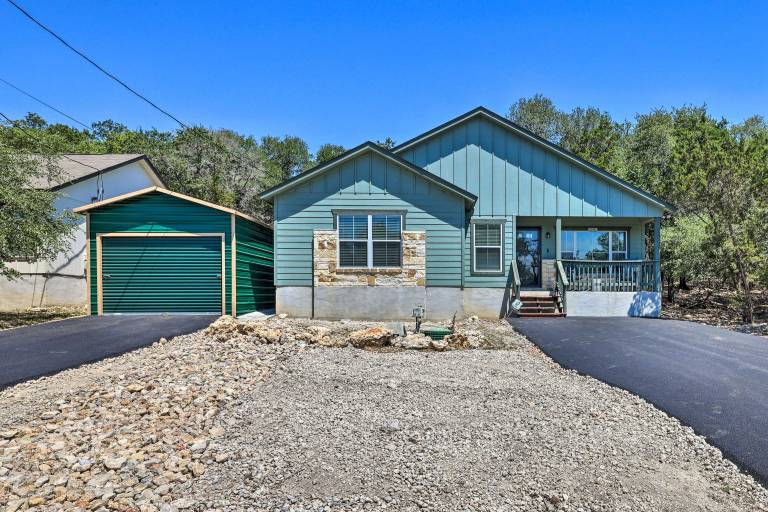 Pet-Friendly Home w/ Deck: 1 Mi to Canyon Lake Fun — photo 3