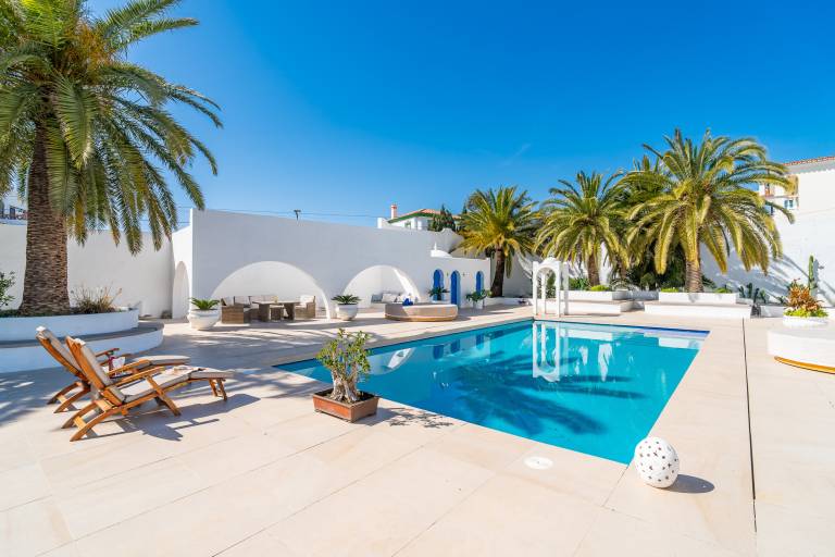 Wonderful villa with barbeque, garden & jacuzzi | City view | Pets are welcome — photo 2