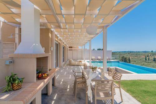Villa with yard, BBQ & pool — photo 3