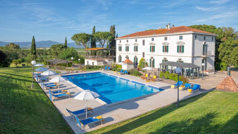 Fully equipped wonderful villa with hot tub, garden & private pool | Suitable for remote work | Pet-friendly — photo 2
