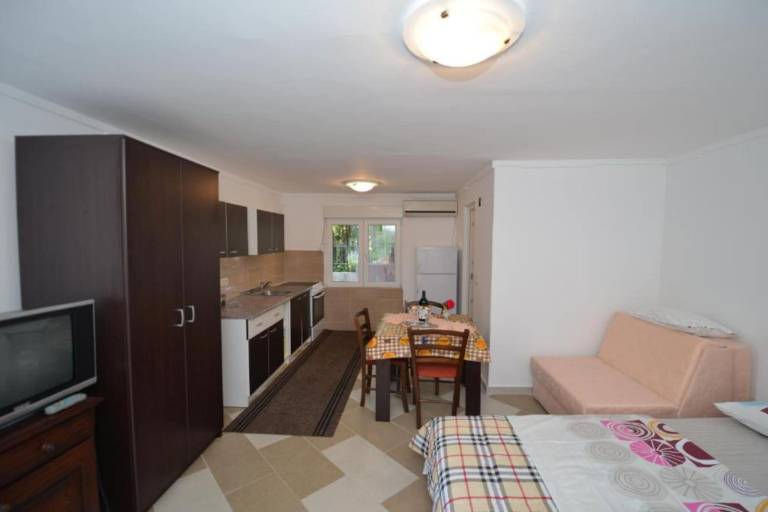 Apartment with yard, terrace & BBQ in Tivat