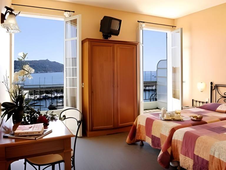 Hotel De La Darse in Èze