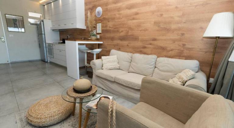 Apartment with pool, barbeque & yard in Haifa