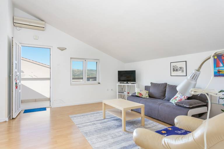 Fully equipped beautiful apartment with pool, patio & yard | Sea view | Next to the beach | Dogs allowed — photo 2