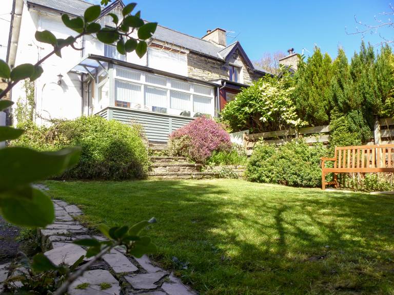 Cottage with yard — photo 2