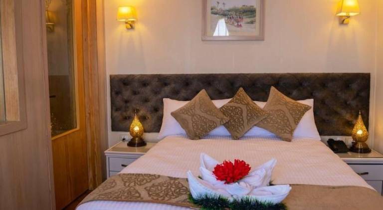 دهبيه كوين شارلوت in Luxor