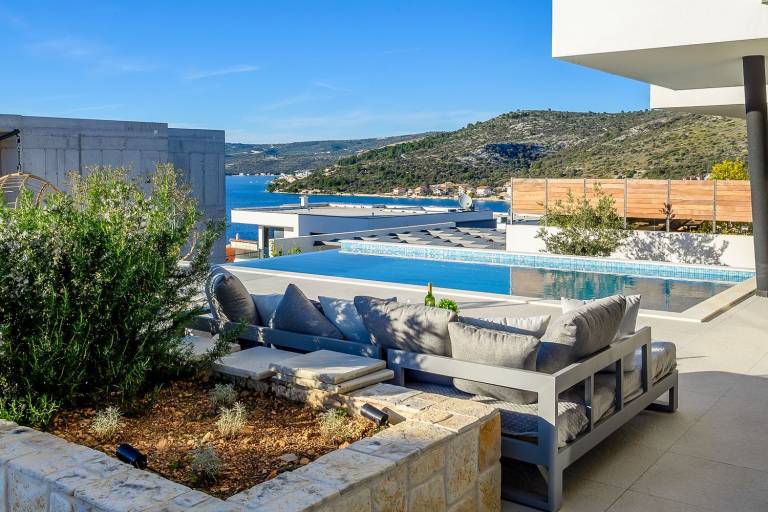 Family-oriented villa with barbecue, private pool & yard | Pets are welcome — photo 2