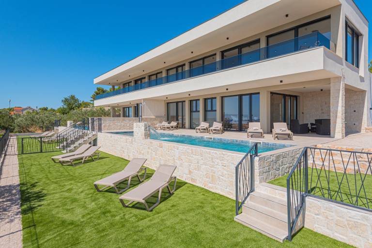 Villa with garden, private pool & patio | Garden view — photo 5
