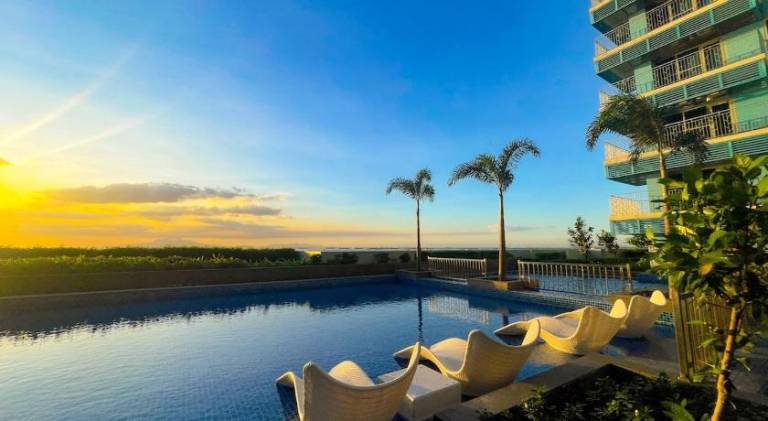 2BR Luxury Suite w Infinity Pool near Okada — photo 3