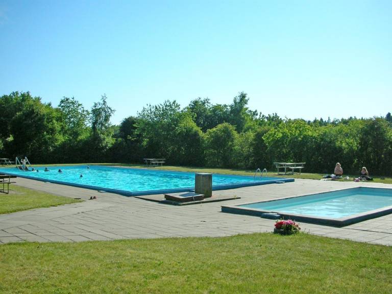 Child-friendly vacation home with grill, patio & pool | Pets are welcome — photo 5
