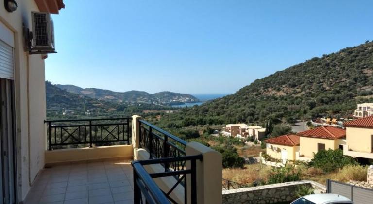 Villa with patio, BBQ & yard | Suitable for remote work — photo 4
