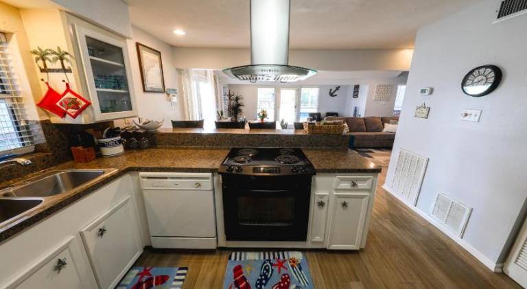 Vacation home with patio, barbeque & yard | Close to the beach | Pets are welcome — photo 4