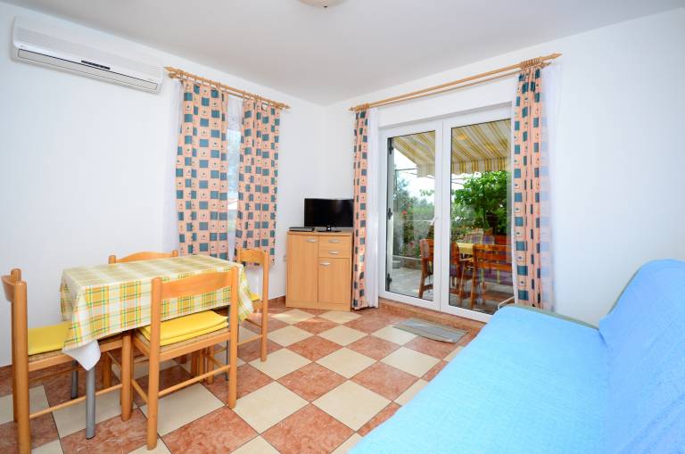 Rental apartment with grill, garden & terrace | Garden view — photo 5