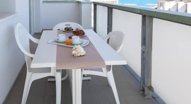 Serviced apartment with pool & patio — photo 4