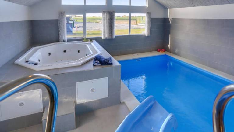 Family-friendly vacation home with private pool, sauna & yard | Pets are welcome — photo 3