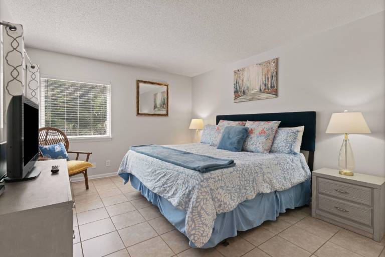 Condo with BBQ & pool | Beach view — photo 5