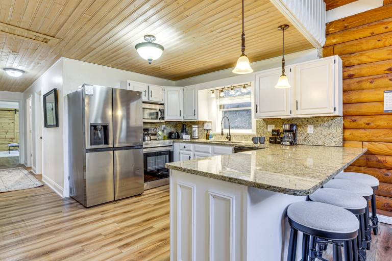 Pet-Friendly Gatlinburg Cabin w/ Hot Tub! — photo 5